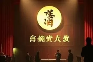 《同桌的你，后来呢》封面，教室后排两张并排的旧课桌