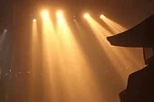 《冬泳之后》封面，结霜的河岸边挂着一件湿透的外套